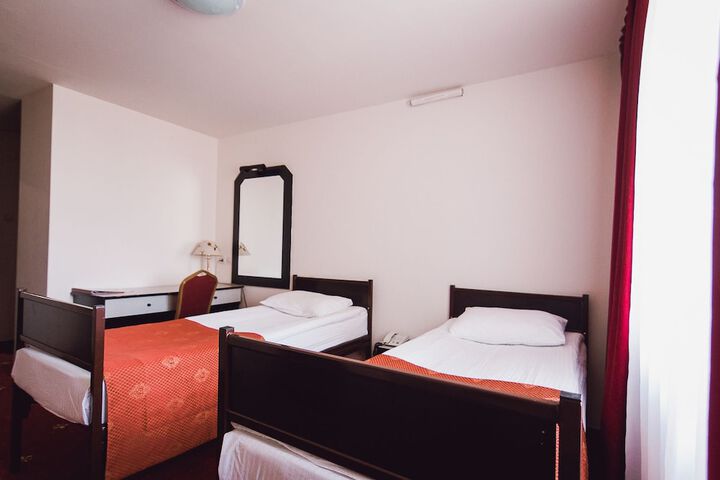 Room 9 of 83