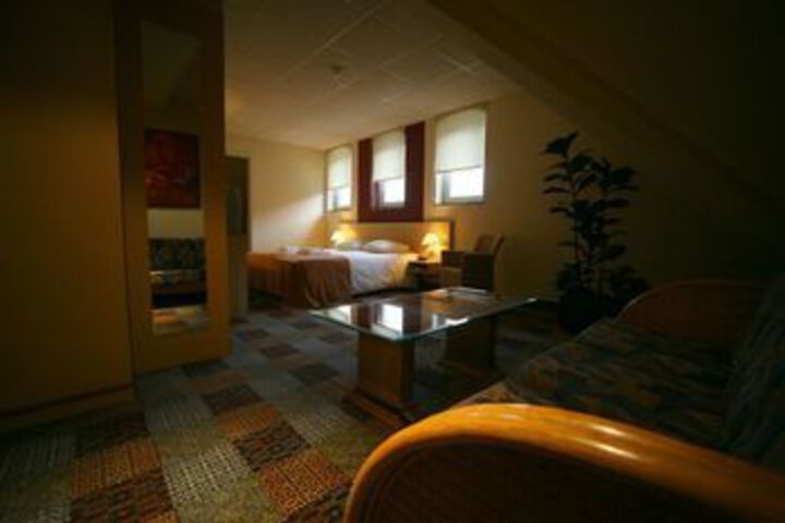 Room 6 of 10