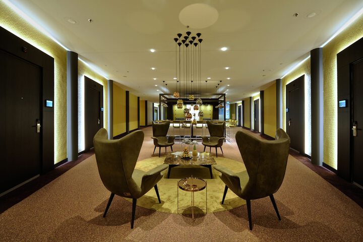 Lounge 37 of 46