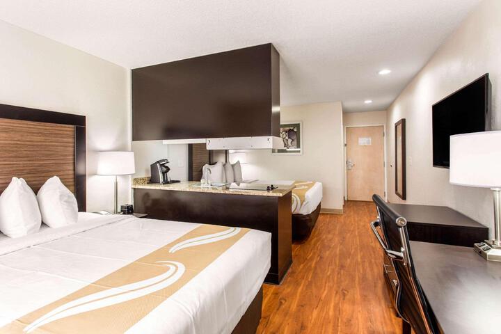 2 Queen Beds (11 of 15)