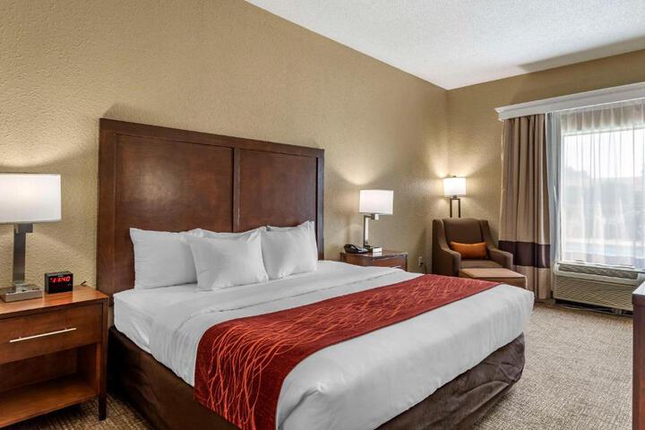 1 King Bed (5 of 19)