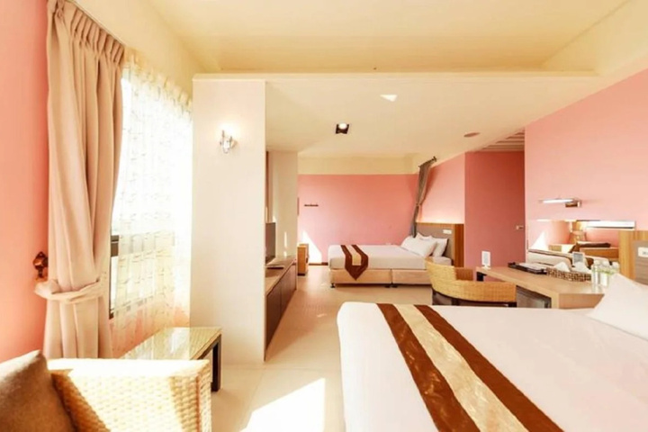 Room 5 of 18