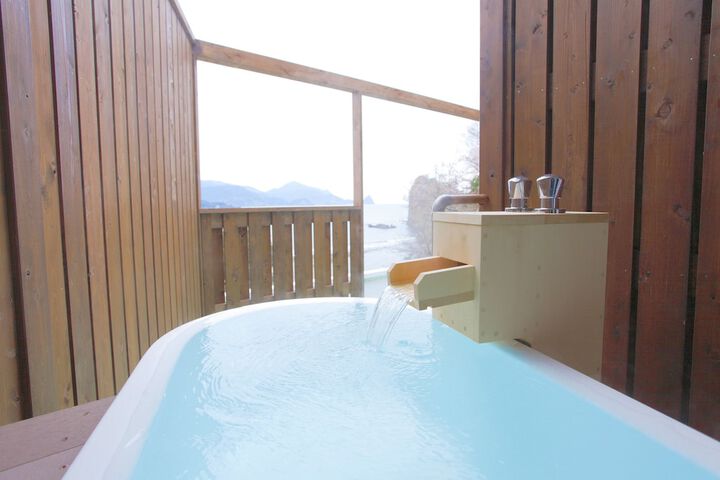 Deep soaking bathtub