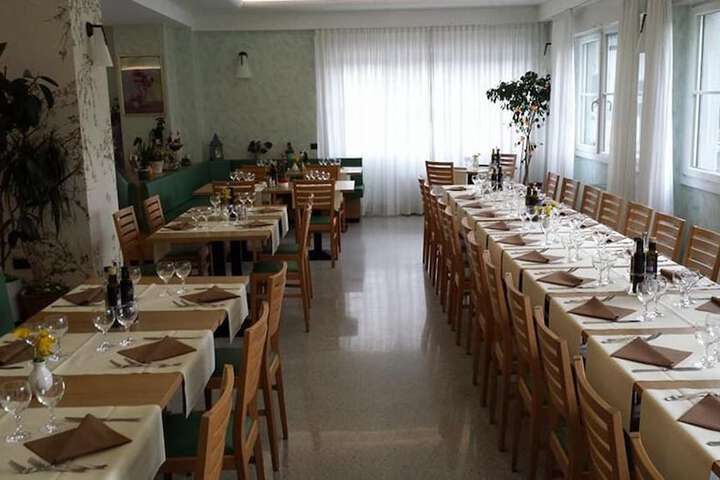 Dining 11 of 23