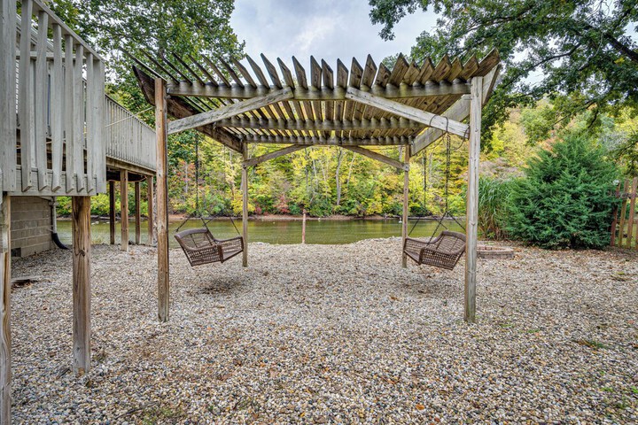 Riverfront Brookston Retreat w / Deck & River Tubes