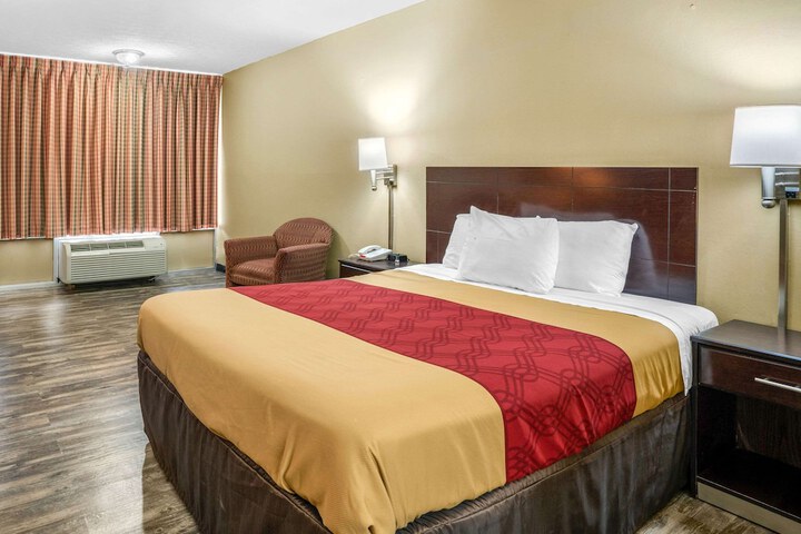 1 Queen Bed (6 of 14)