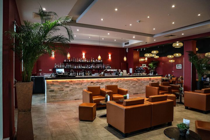 Lounge 52 of 61