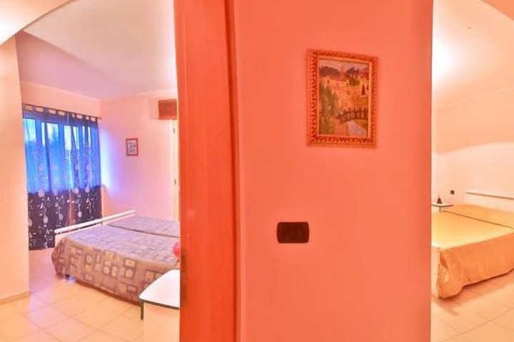 Room 4 of 8