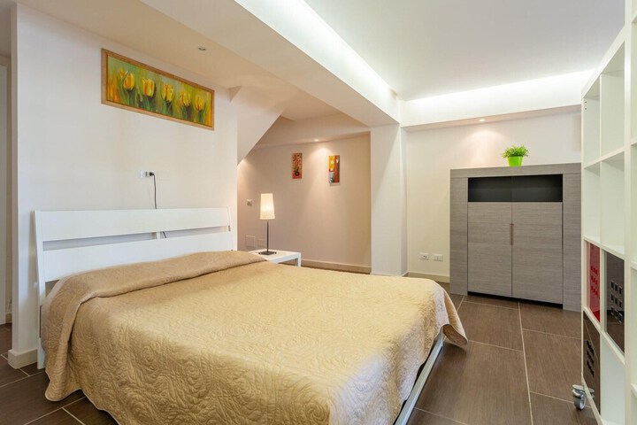 Room 6 of 77
