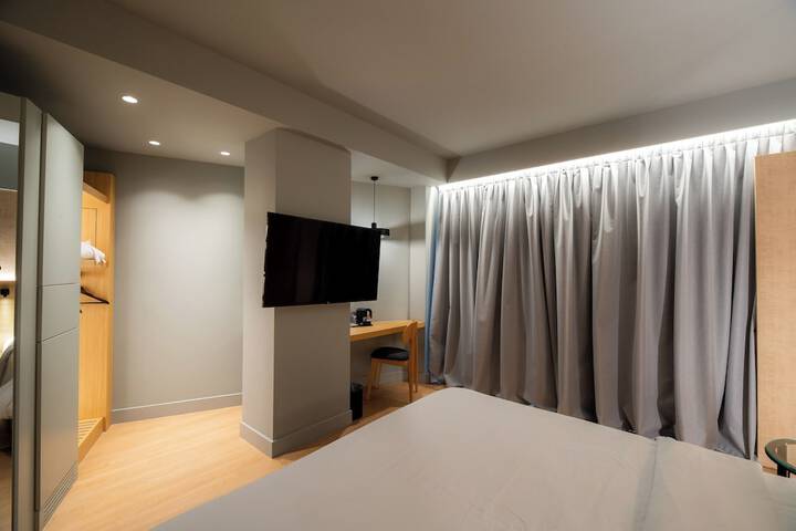 Room 33 of 82