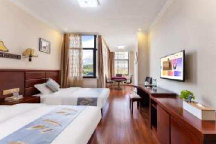 Room 6 of 8
