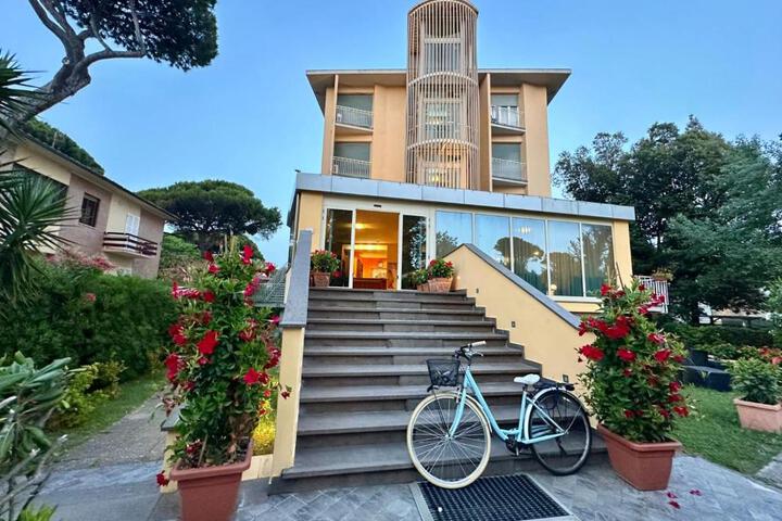 Exterior of Hotel Florida Tirrenia