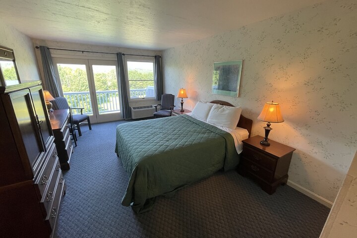 1 Queen Bed (3 of 10)