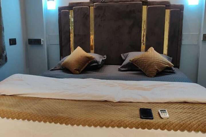 Room 10 of 29