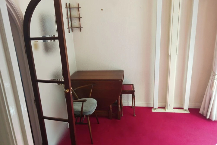 Room 8 of 12