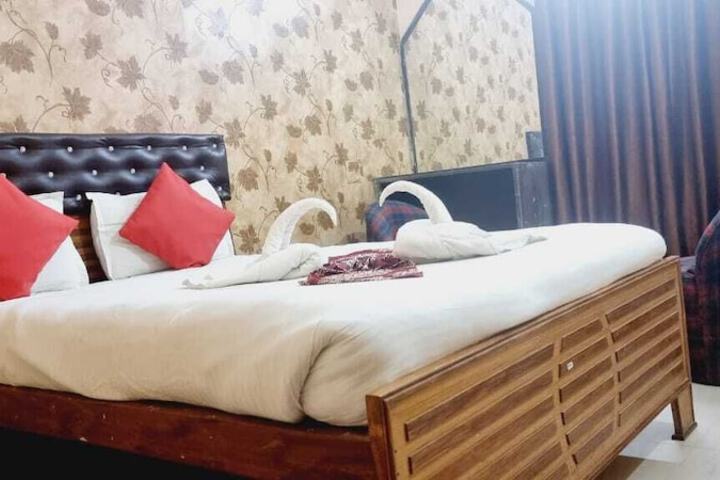 Room 3 of 32