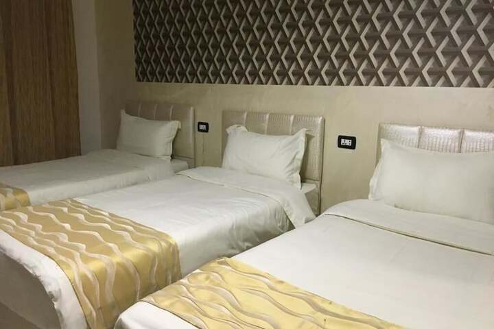Room 27 of 62