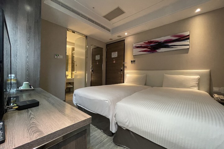 Room 5 of 12