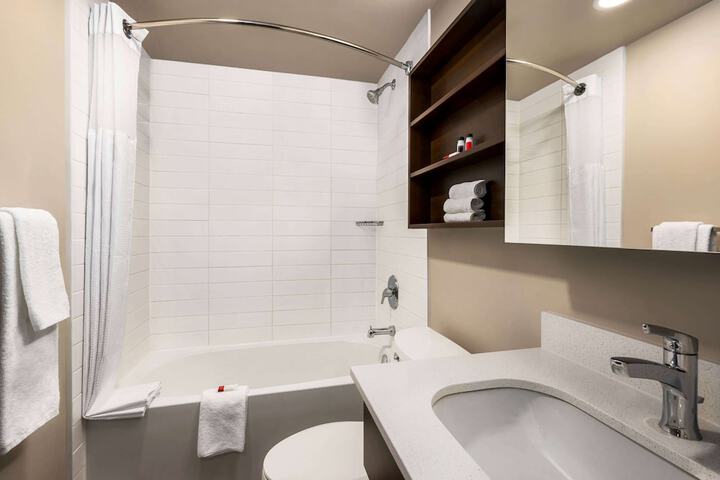 2 Queen Beds Shower Bathtub Combo (15 of 30)