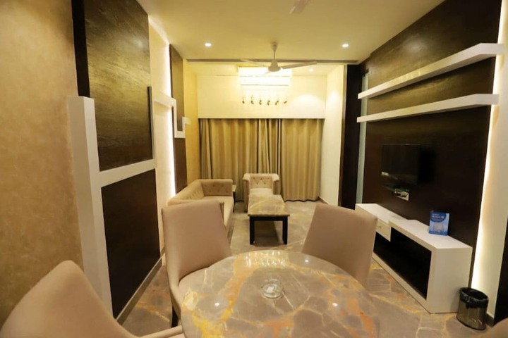 Room 9 of 32