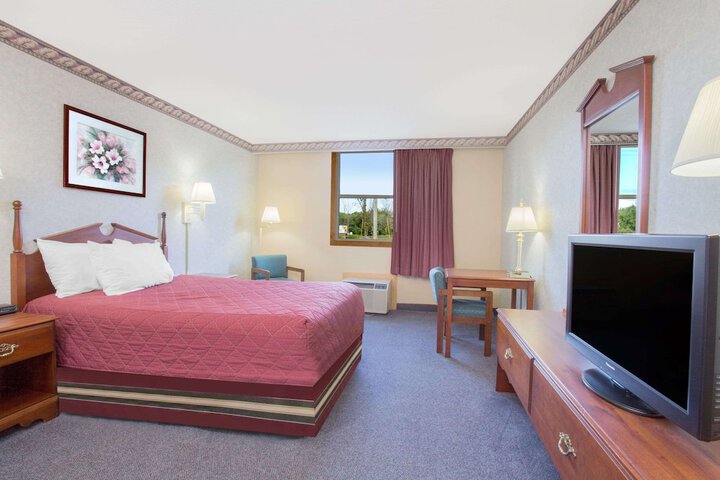 1 King Bed Accessible (5 of 8)