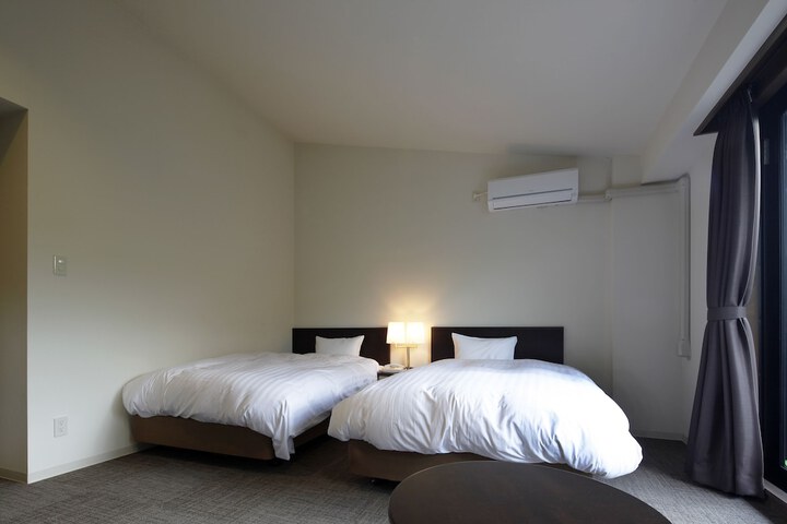Room 8 of 27