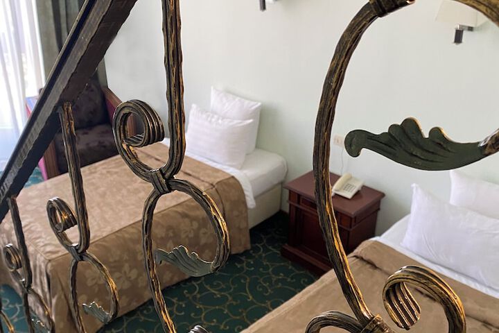 Room 32 of 141