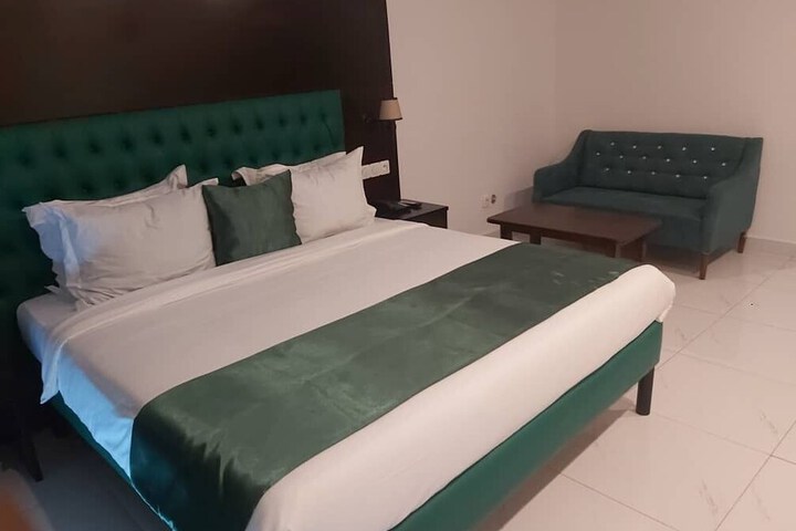 Room 8 of 18