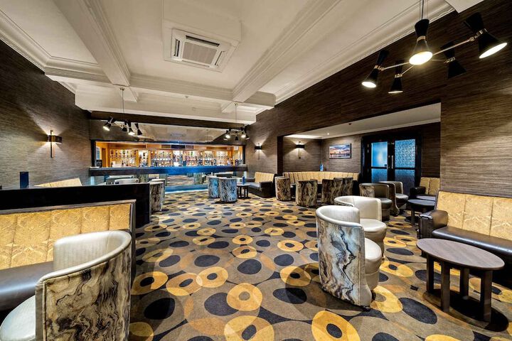 Lounge 74 of 79