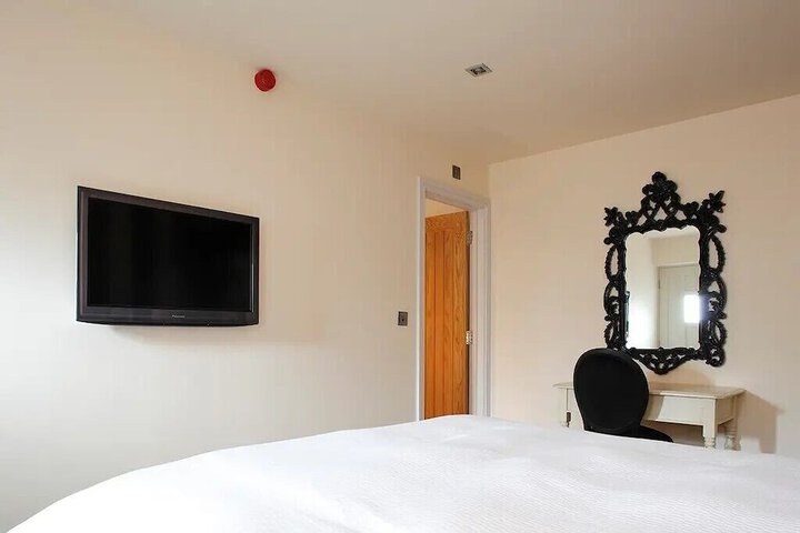Room 5 of 17