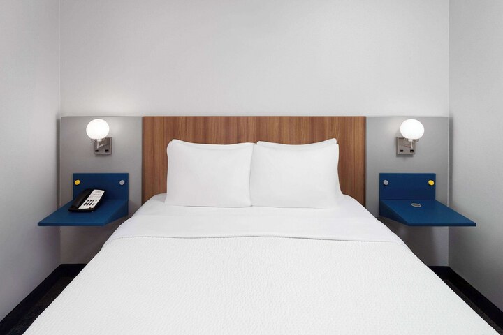 1 Queen Bed (2 of 20)