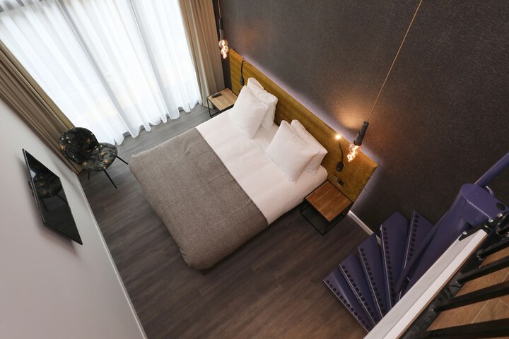 Room 6 of 77