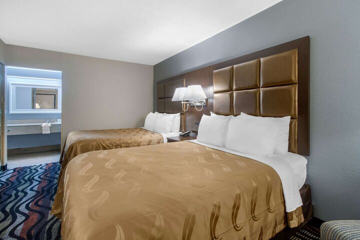2 Queen Beds (1 of 16)