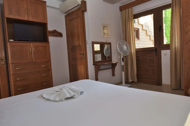 Room 5 of 6