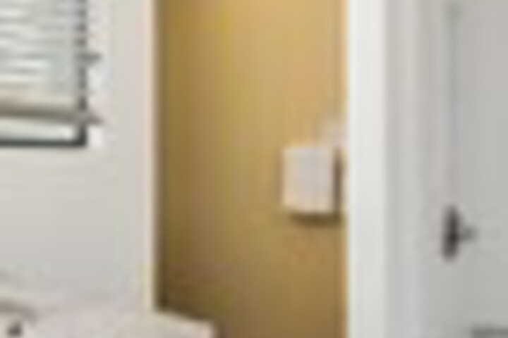 Room 818 of 984
