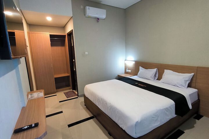 Room 5 of 12