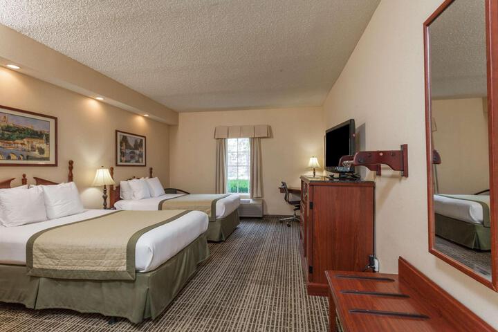 2 Double Beds (9 of 9)