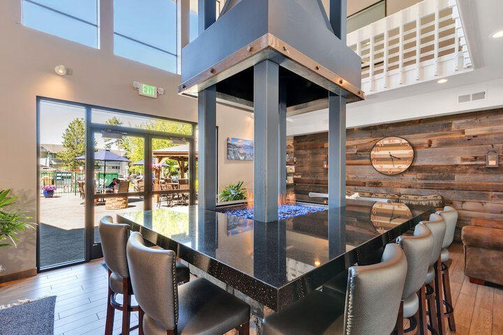 Lobby lounge