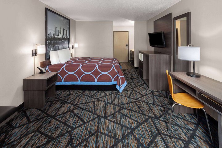 1 Queen Bed (7 of 17)