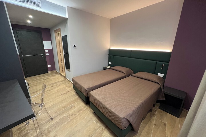 Room 9 of 24