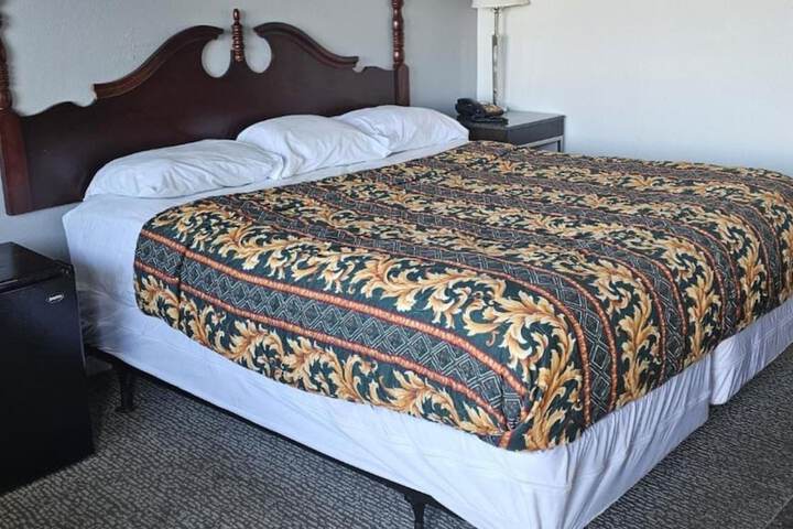 1 Queen Bed (4 of 8)