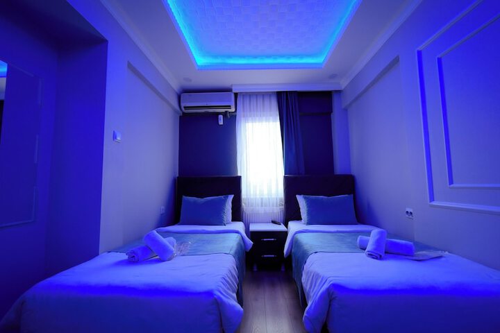 Room 3 of 121