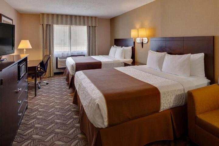 2 Queen Beds (5 of 7)