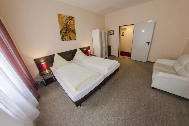 Room 4 of 28