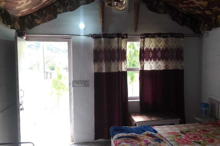 Room 4 of 9