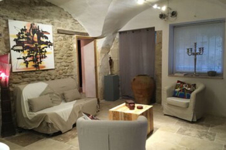 Lounge 13 of 49