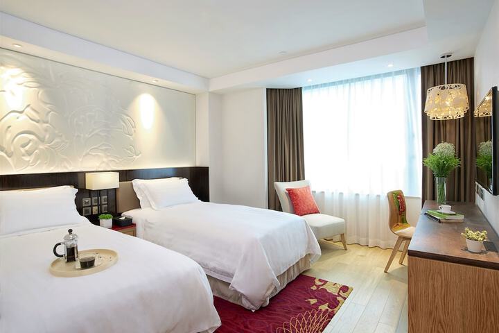 Room 4 of 103