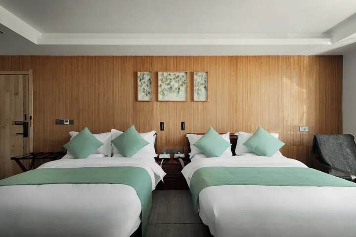 Room 4 of 163