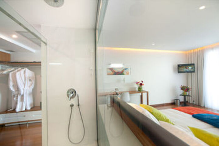 Room 4 of 68