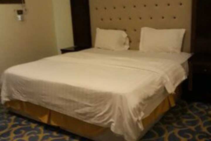 Room 8 of 16